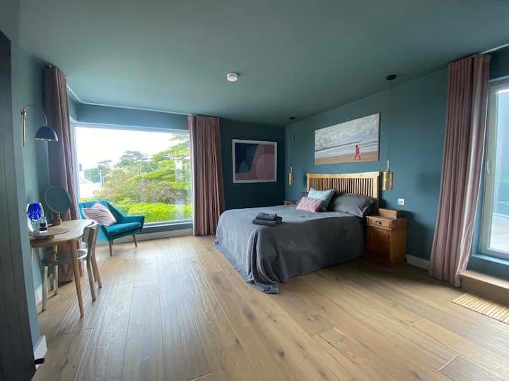 Luksuzna velika spavaća soba s pogledom na more. Soba se može pohvaliti bračnim krevetom i privatnom kupaonicom. Soba opremljena toaletnim stolom, ormarićima na razvlačenje, 4 x USB bodovima, stolicom, ambijentalnom rasvjetom, ormarom, garderobom i pristupom krovnoj terasi 