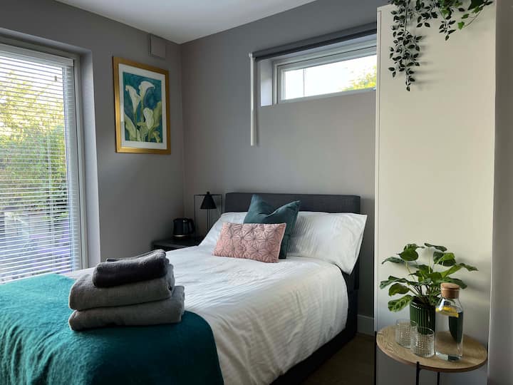 Spavaća soba 3 prostrana dvokrevetna soba u prizemlju, francuska vrata omogućuju izravan pristup vrtu.