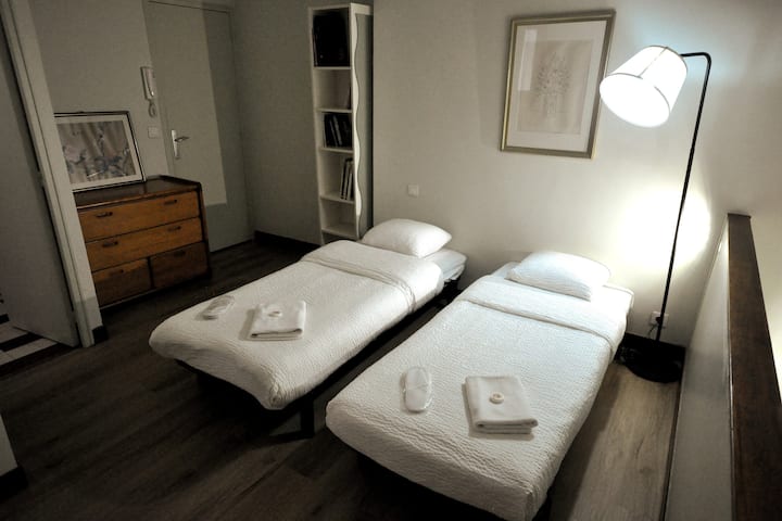 This sleeping space is at the top of the stairs from the ground floor. It can be prepared with either a queen bed or two single beds, upon request. This Access to the bathroom from the other bedroom on this level is through the space.