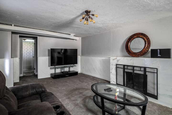 Central & Modern with Hot Tub & Big Backyard/Patio gallery image 4