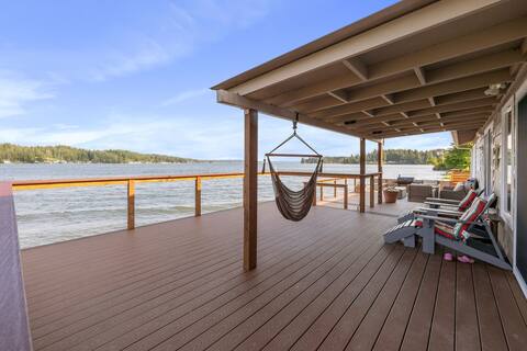Modern Beachfront Cabin with Hot Tub and Kayaks
