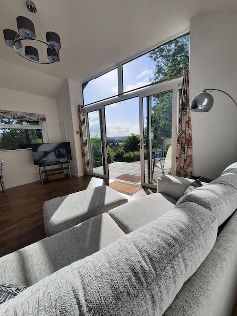 Popular Airbnb listing: Hilltop Hideaway in Gloucestershire