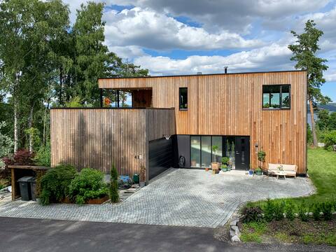 Modern fjord view villa, 7m walk from Oslo ferry