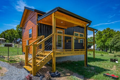 Popular Airbnb listing: Romantic Tiny Cabin w/ Hot Tub, Near Pigeon Forge in Fairgarden
