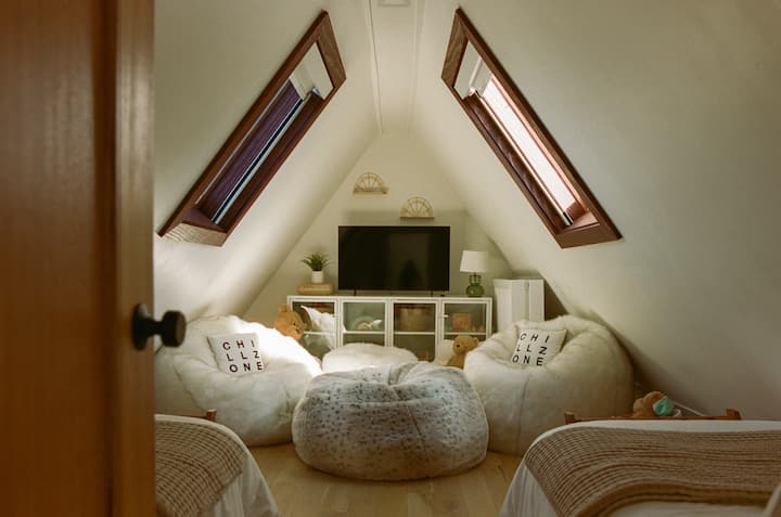 ¡Que empiecen las aventuras! Nuestra sala de juegos es el refugio definitivo para divertirse y jugar, creando recuerdos duraderos para nuestros jóvenes exploradores. 