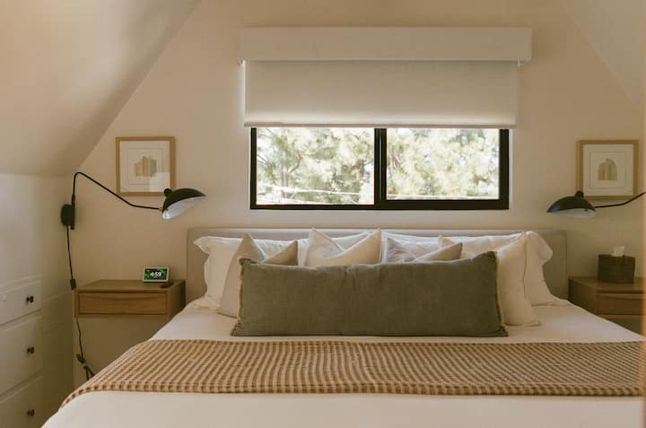 El lujo moderno se encuentra con la comodidad en nuestro elegante dormitorio king. Sumérgete en un diseño elegante y sábanas de primera calidad para una noche de sueño. ✨