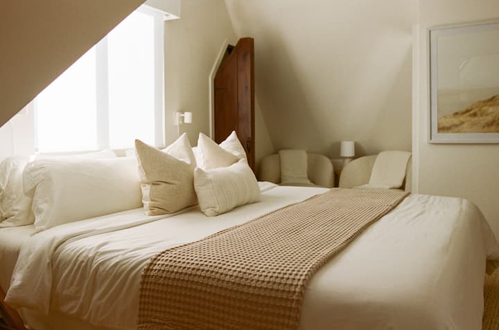 Retírate a la máxima comodidad en el sereno dormitorio de nuestra cabaña, con una lujosa cama tamaño king apto para una noche de descanso tranquilo. ️ 