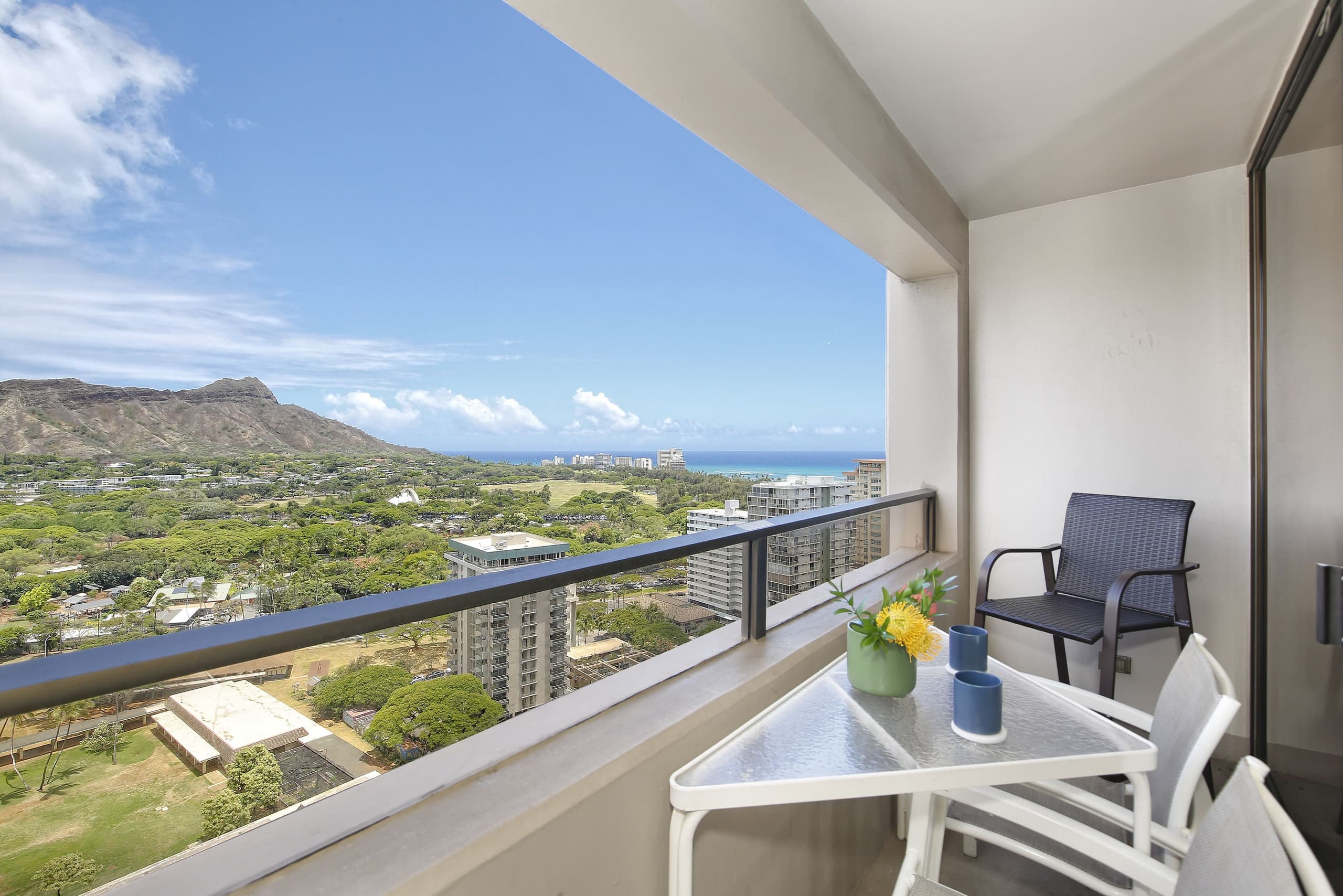 Condo in Honolulu · ★4.75 · 2 bedrooms · 4 beds · 1 private bath - Image 4