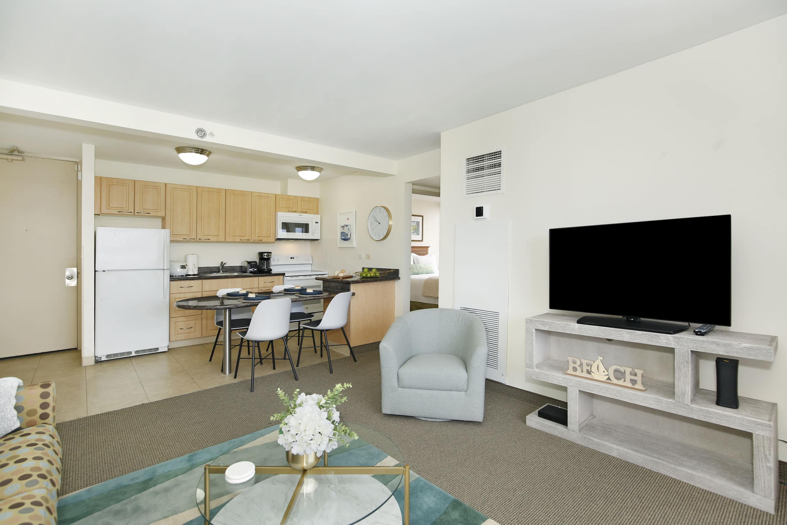 Condo in Honolulu · ★4.75 · 2 bedrooms · 4 beds · 1 private bath - Image 8