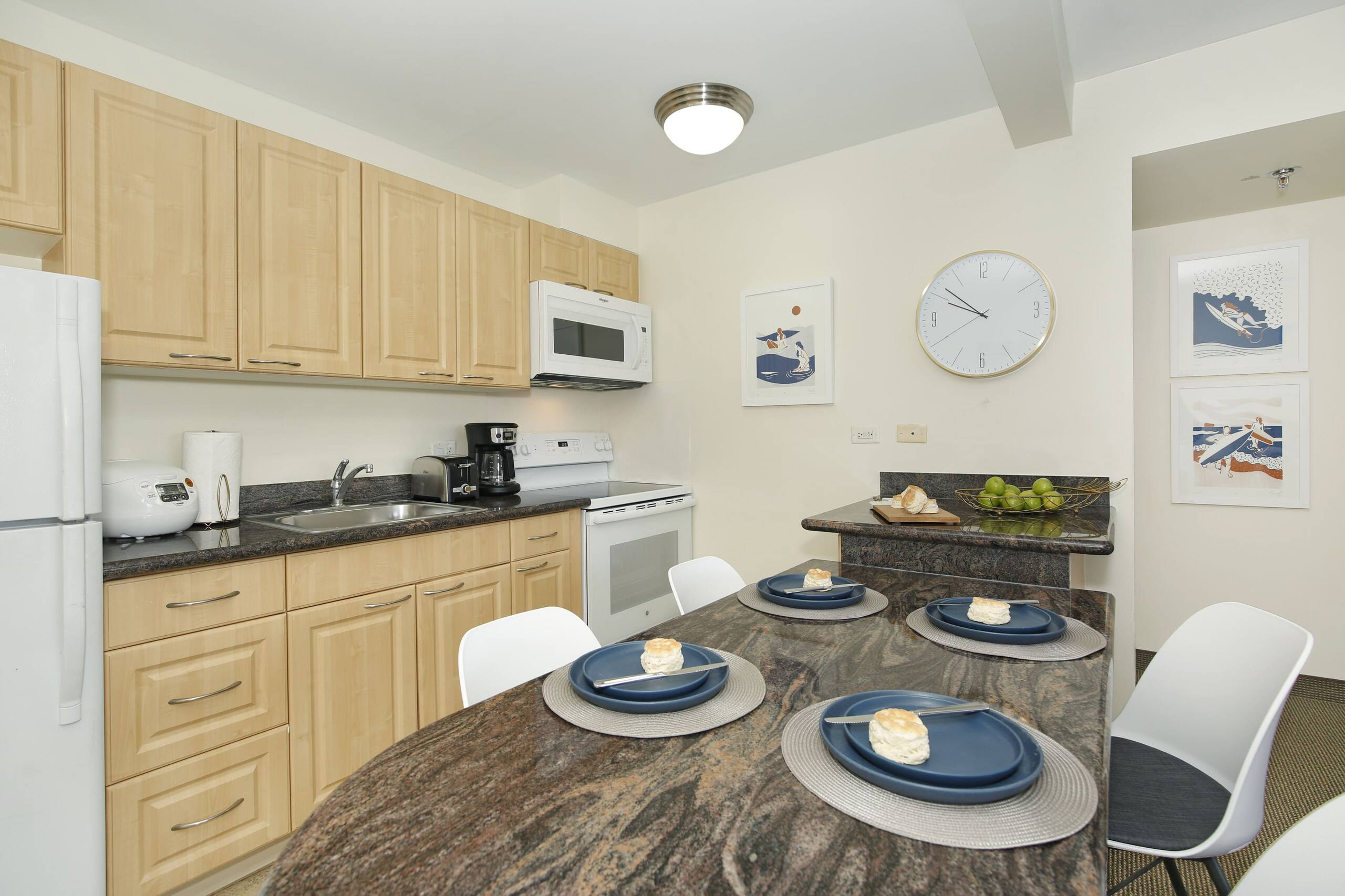 Condo in Honolulu · ★4.75 · 2 bedrooms · 4 beds · 1 private bath - Image 10