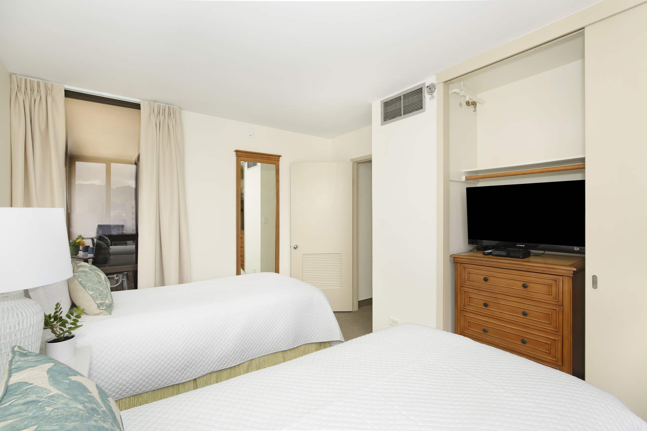 Condo in Honolulu · ★4.75 · 2 bedrooms · 4 beds · 1 private bath - Image 13