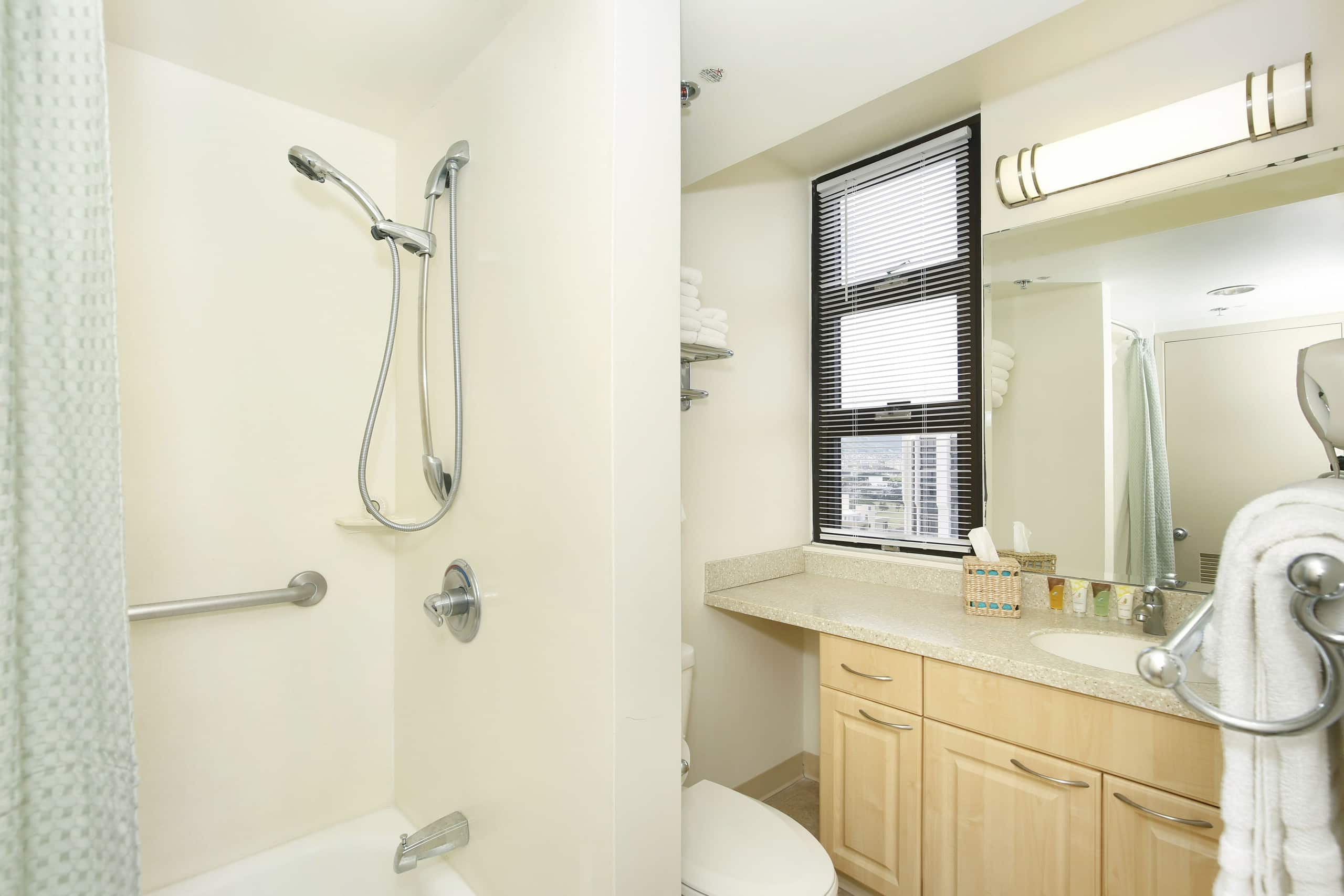 Condo in Honolulu · ★4.75 · 2 bedrooms · 4 beds · 1 private bath - Image 14