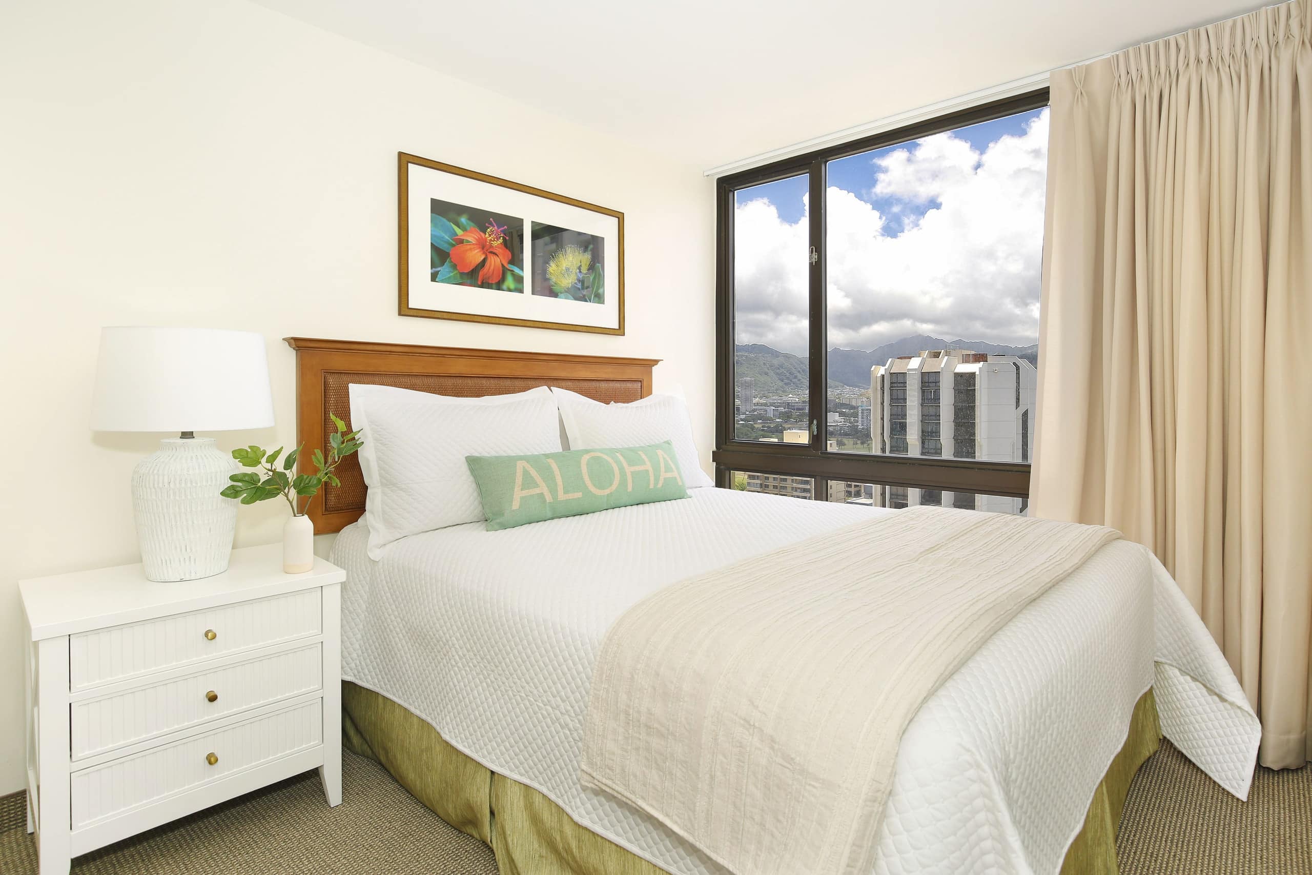 Condo in Honolulu · ★4.75 · 2 bedrooms · 4 beds · 1 private bath - Image 2