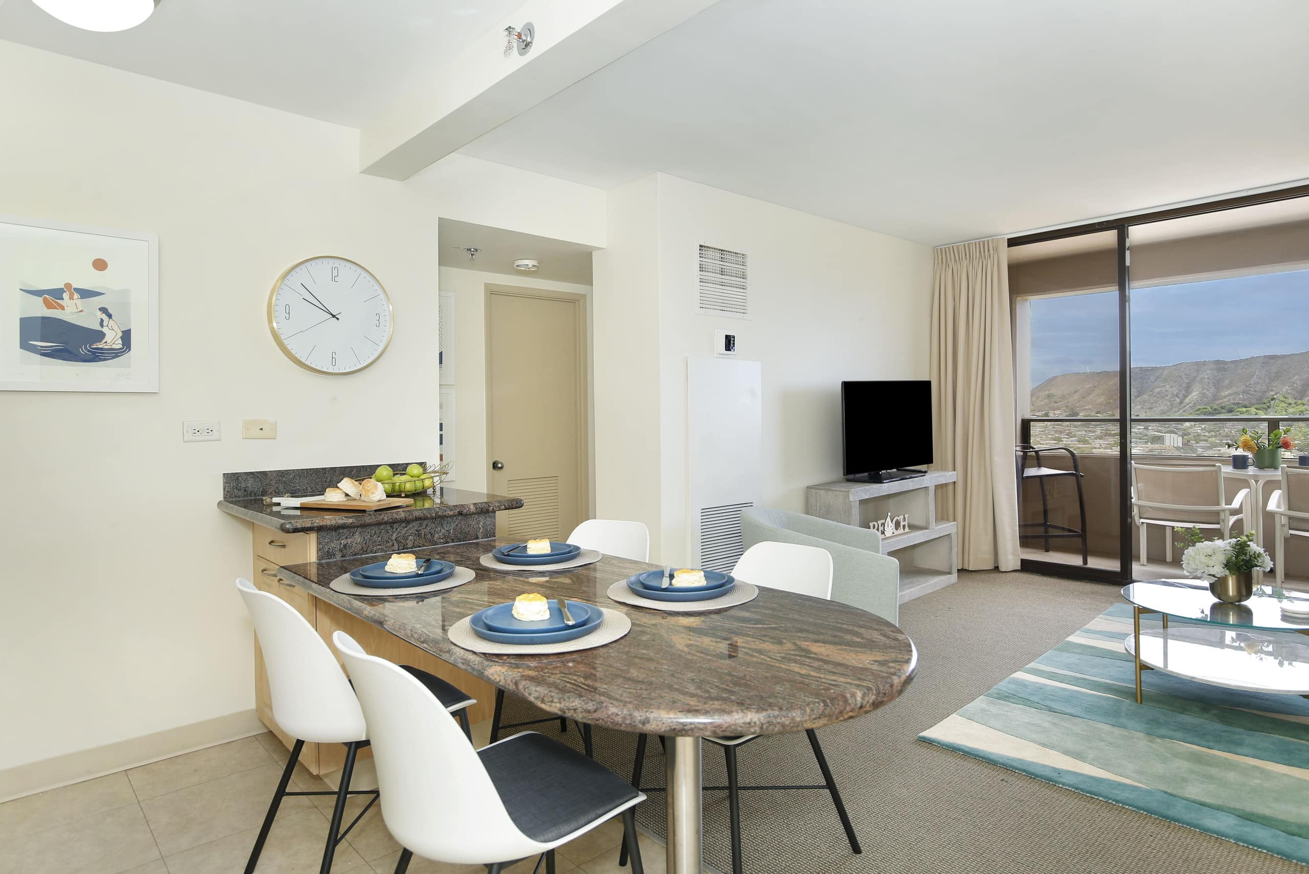 Condo in Honolulu · ★4.75 · 2 bedrooms · 4 beds · 1 private bath - Image 11