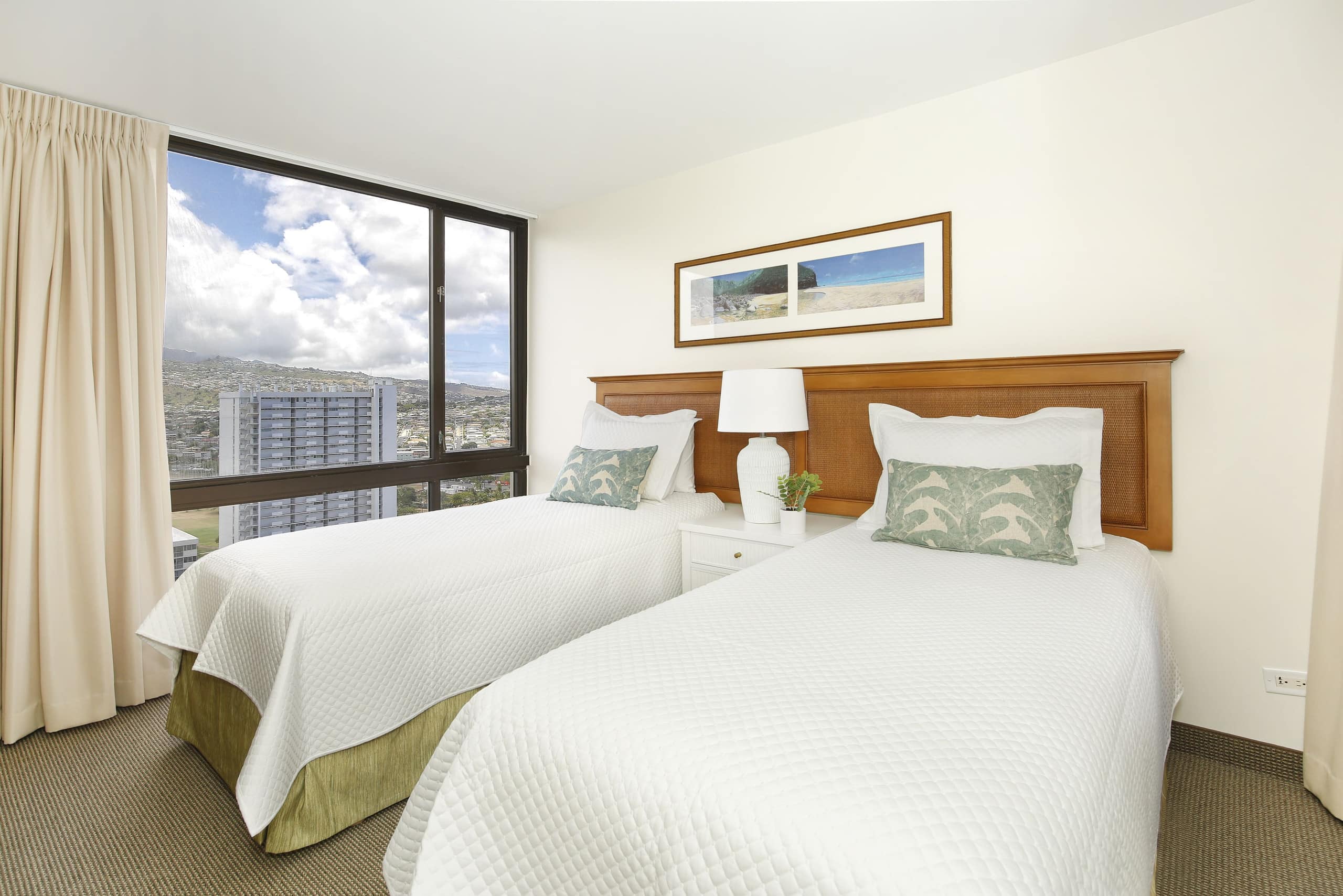Condo in Honolulu · ★4.75 · 2 bedrooms · 4 beds · 1 private bath - Image 12