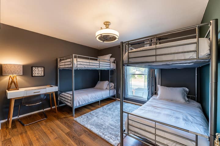 تتسع الغرفة المزدوجة لأربعة بالغين (حتى 200 رطل لكل سرير) بشكل مريح، مع مقابس طاقة ممتدة متصلة بالجزء الأمامي من كل سرير (منطقة وسادة) لراحتك. تم تضمين مساحة عمل أنيقة لمتعة عملك.