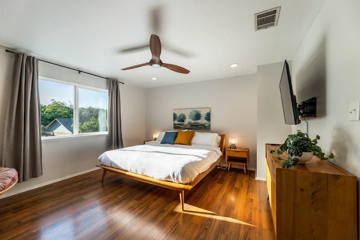 تحتوي غرفة النوم الرئيسية على سرير بمقاس كينج (رغوة ميموري هجينة وملاءات داخلية )، وملاءات من 1800 خيط ، وتلفزيون ذكي مقاس 55بوصة ، وإطلالة على الفناء الخلفي.