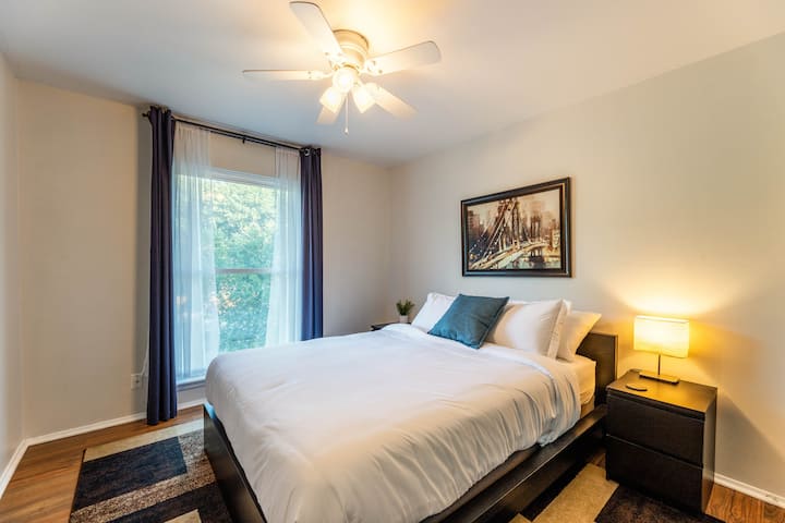 تحتوي غرفة الجسر على سرير كبير مريح وطاولات جانبية ومصباح بجانب السرير.