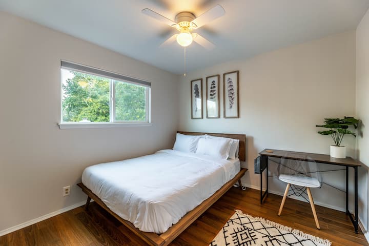 تنضح غرفة بوهو بأجواء بوهيمية كاملة مع نوافذ ساطعة مضاءة بأشعة الشمس تطل على المساحات الخضراء. مجهزة بمكتب عمل وكرسي مكتب أبيض من الأكريليك المعاصر لراحتك. يأتي مع مرآة كاملة الطول (خلف الباب)، ومكواة/لوح.