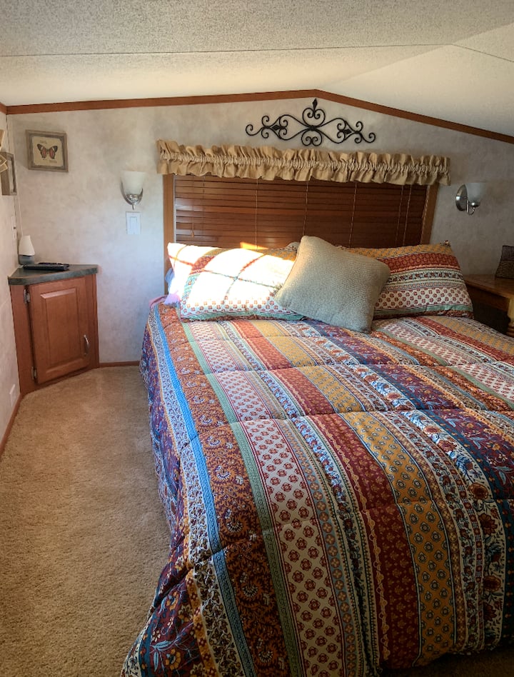 Loft საძინებელი Queen Size საწოლით!