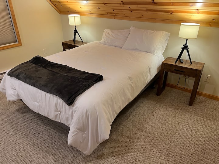 cama tamaño queen en el dormitorio principal