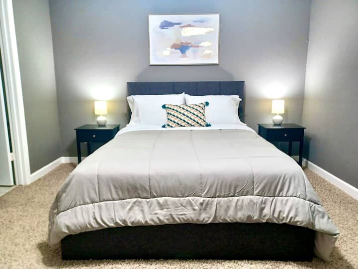 Основният апартамент включва двойно легло queen size, самостоятелна баня и просторен килер по време на престоя ви.