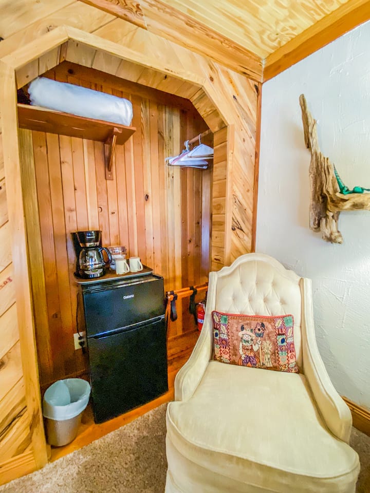 Inn At The Art Center - Ponderosa Room (1 Or 2 Bd) - San Angelo, TX