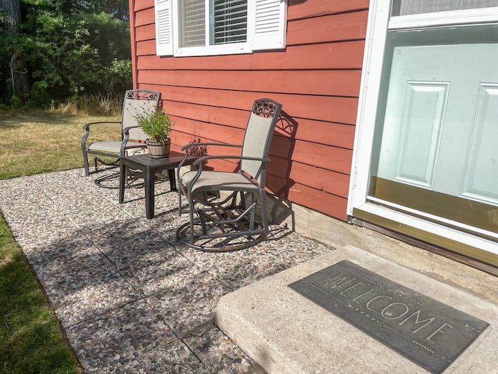 Kozy Kabin in the woods near trails & lakes! Cabins for Rent in