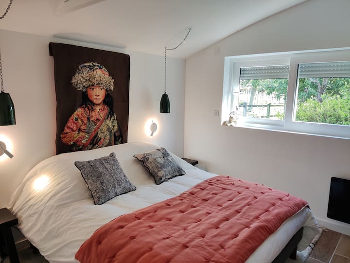 Chambre parents voutée, 11 m2,  vue campagne, équipée de lits électriques, volet roulant commandé électriquement et rideaux.