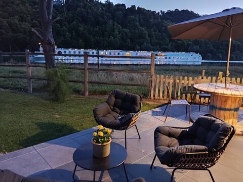 Cottage on the banks of the Seine. Your Travel Journal