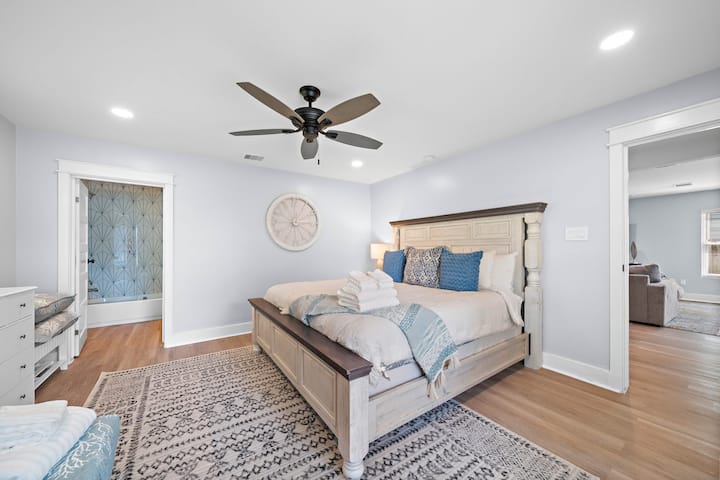 Отдайте се на най – добрата аранжировка за спане – просторно двойно легло, допълнено от уюта на допълнително двойно легло