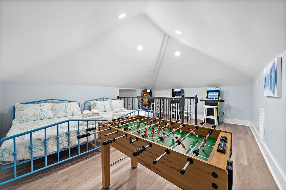 Zdvojnásobte pohodlie s dvoma útulnými manželskými posteľami v tejto príjemnej izbe s arkádovými hrami a stolným futbalom.