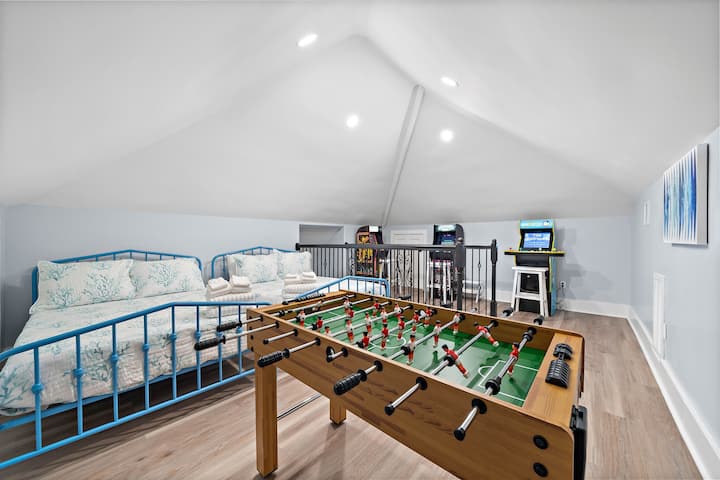 Удвоете комфорта с две уютни двойни легла в тази привлекателна стая, оборудвана с аркадни игри и маса за джаги