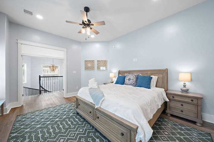 Спете като кралска особа в просторната ни спалня с двойно легло