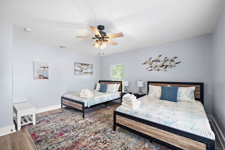 Насладете се на уюта на двойните двойни легла в тази привлекателна спалня, като осигурите спокойна почивка