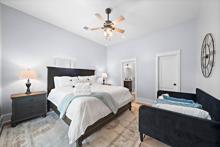 Отпуснете се със стил и се насладете на достатъчно място за спане с комбинация от двойно легло king size и допълнително единично легло за допълнителен комфорт