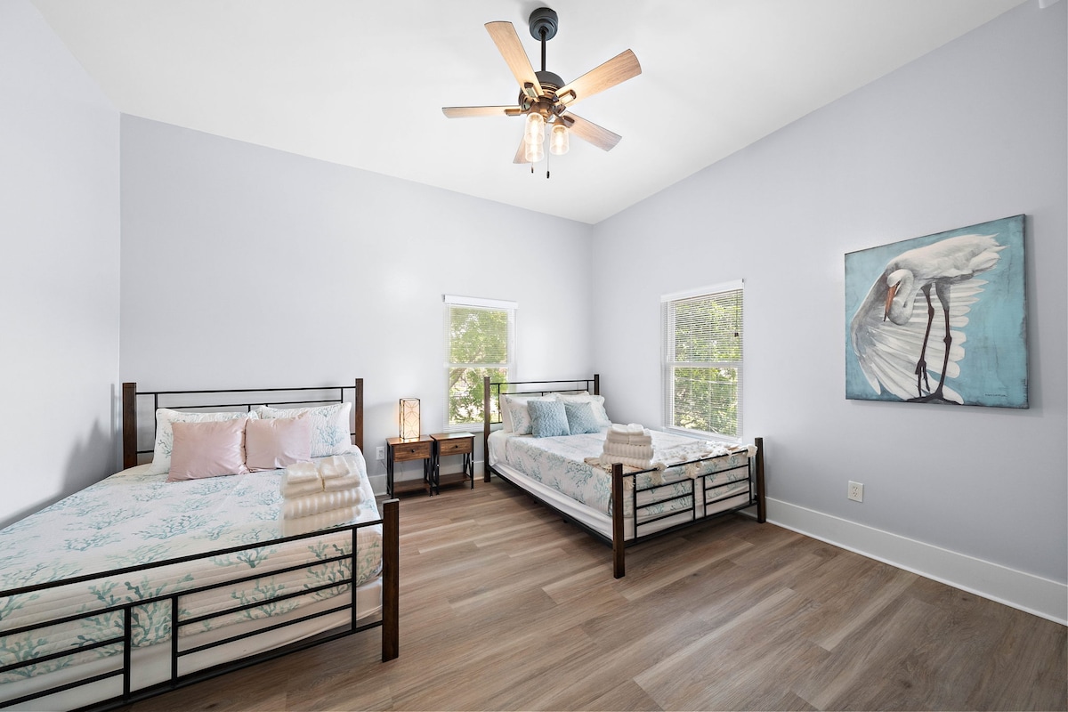 Zdvojnásobte pohodlie, zdvojnásobte štýl – oddýchnite si v tejto spálni s dvoma manželskými posteľami