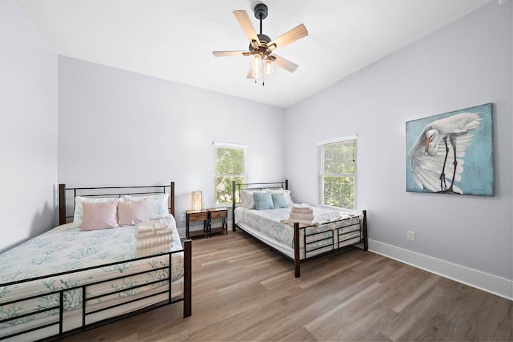 Удвоете комфорта, удвоете стила – отпуснете се в тази спалня с две двойни легла