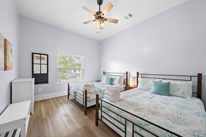 Възползвайте се от предпочитания лукс в тази спалня с не едно, а с две уютни двойни легла