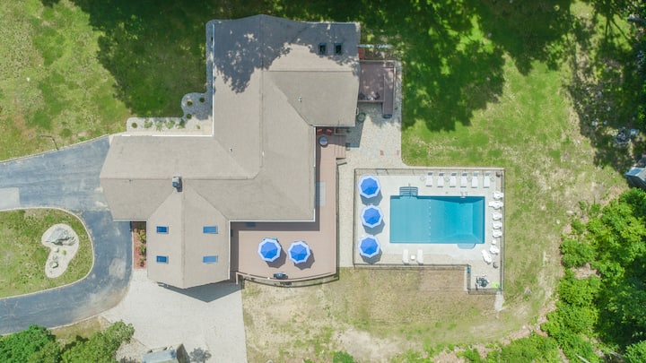 Expansive Ranch w/ Pool + Hot Tub close to Beach
