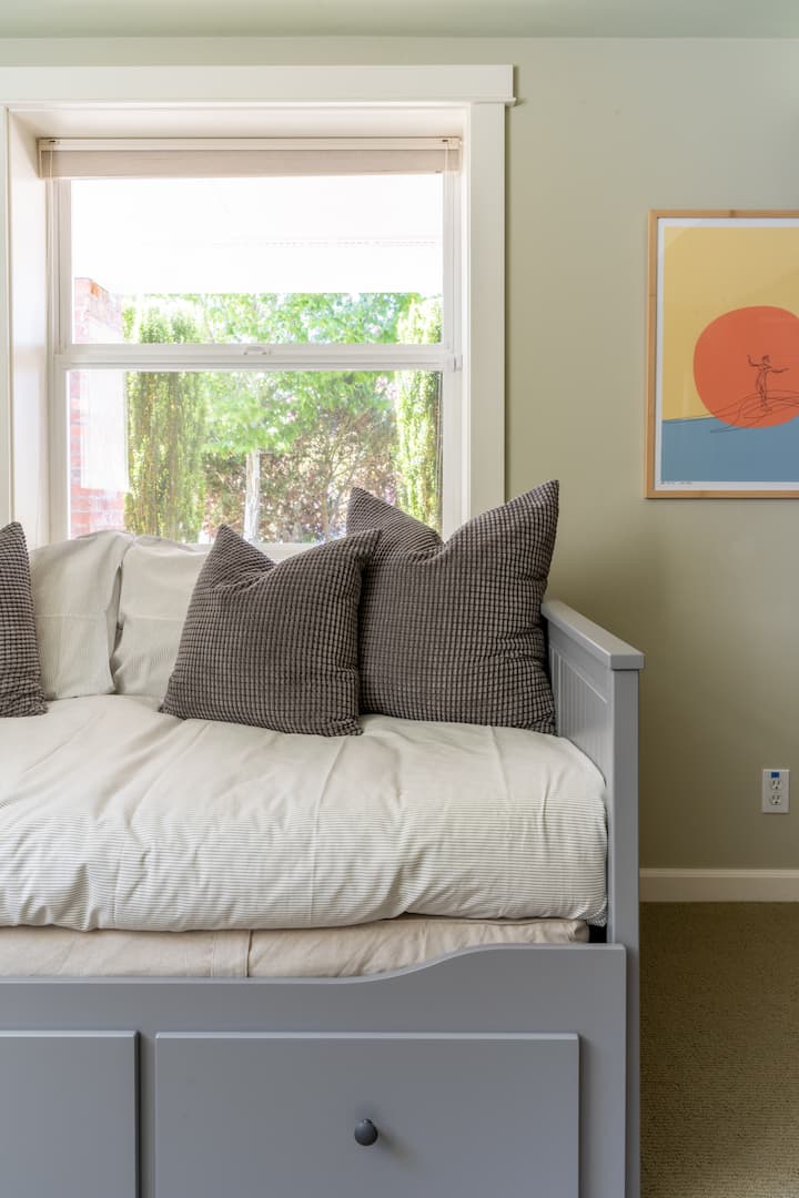 מיטת קומתיים (יכולה להיפתח למיטת קינג סייז או לשתי מיטות נפרדות)