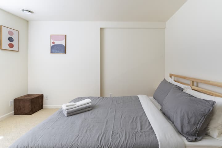 חדר שינה תחתון עם פינת עבודה וארון גדול