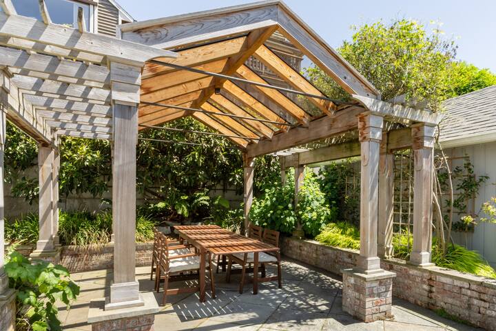 Spacious retreat with fireplace, patio and views gallery image 4