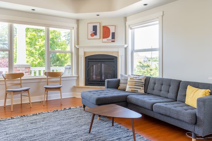 Spacious Sycamore Retreat on Phinney with View