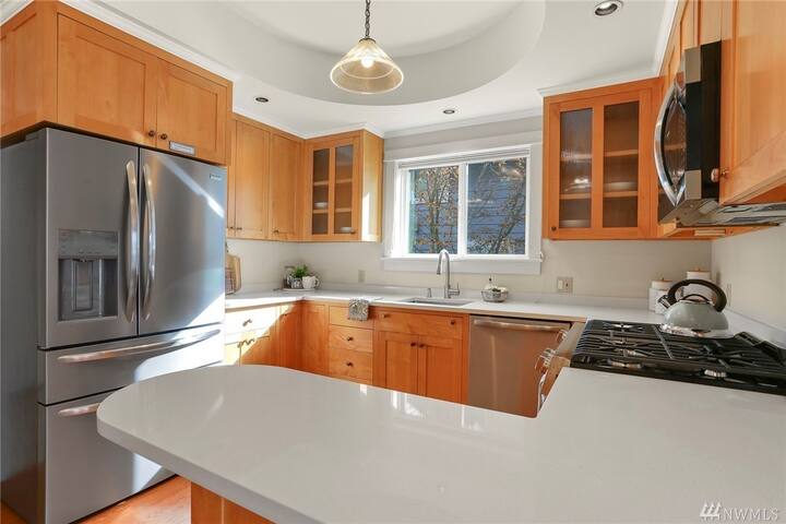 Spacious retreat with fireplace, patio and views gallery image 2