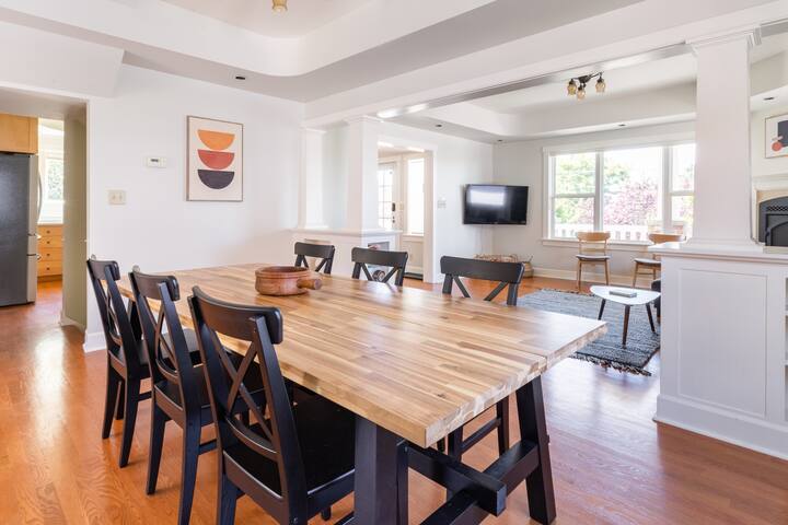 Spacious retreat with fireplace, patio and views gallery image 3