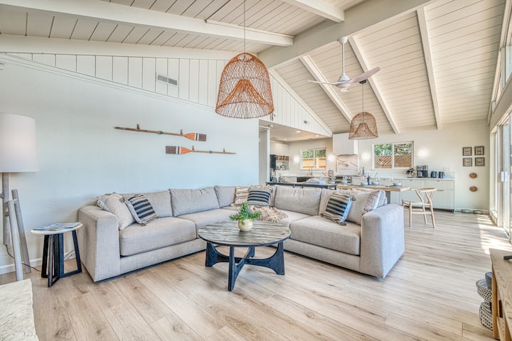 Lakefront, Sunset Views, Hot Tub, Deck & Firepit - Clearlake, CA