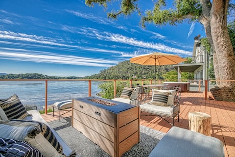Lakefront, sunset views, hot tub, deck & firepit