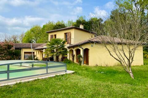 Lovely provencal villa with covered pool