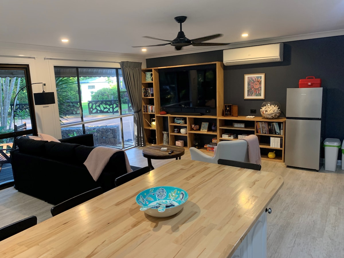 ห้องรับรอง - สมาร์ททีวีขนาด 80 "พร้อมเน็ตฟลิกซ์อเมซอนไพร์มแอปเปิลทีวีและดิสนีย์รวมถึงหนังสือและเกม